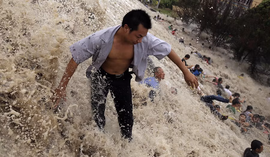 Cảnh tượng rất nhiều người bị đánh dạt xuống dưới đê do một cơn sóng tràn bờ.