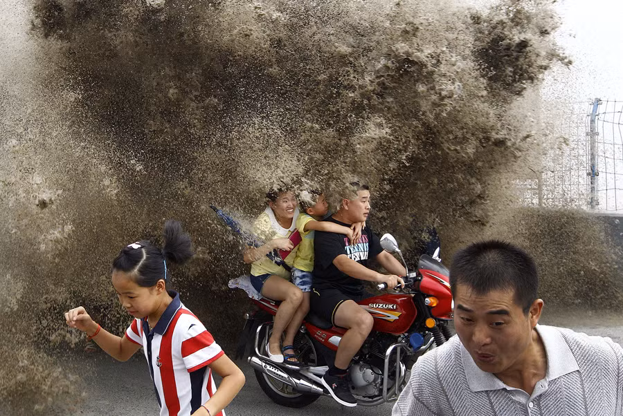 Mặc dù vậy, rất nhiều người vẫn bất chấp nguy hiểm kéo đến đây để chiêm ngưỡng cơn thịnh nộ của sông Tiền Đường.