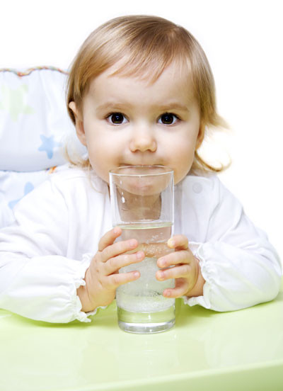 Nước: Uống nhiều nước sẽ giúp làn da bé căng mịn hơn. Uống nước thường xuyên cũng là thói quen nên dạy cho trẻ ngay từ nhỏ vì còn có tác dụng tăng cường sức khỏe tiêu hóa, cải thiện hệ thống bài tiết...