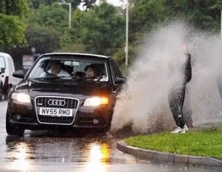 Cảnh tượng quen thuộc ở một vài con phố hay ngập lụt.