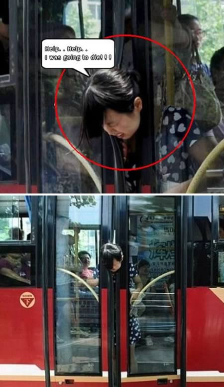 Người phụ nữ bị kẹt trong cửa lên xuống xe buýt mà không thấy ai tới giúp.