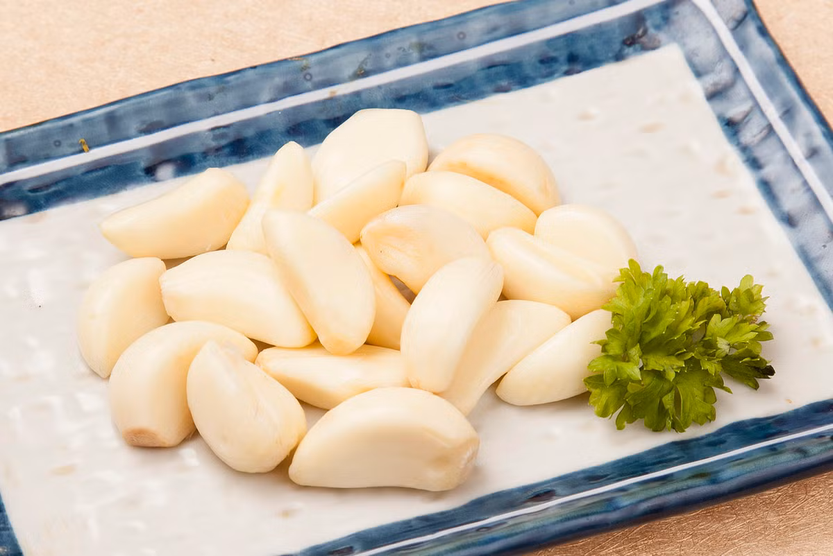 Tỏi: Được coi là một vị thuốc chữa bệnh của tự nhiên, nó cũng có tác dụng làm đẹp da từ trong ra ngoài. Đây cũng là một loại thực phẩm có khả năng tăng cường hệ miễn dịch giúp các vết trầy xước của trẻ nhỏ ít nhiễm trùng hơn và chóng lành.