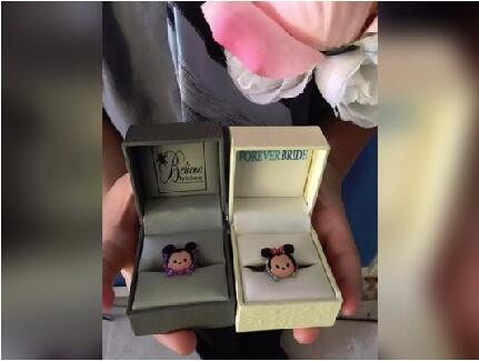 Đám cưới vội vàng này có đầy đủ cả nhẫn cưới, bánh cưới và tất nhiên không thể thiếu chú rể.