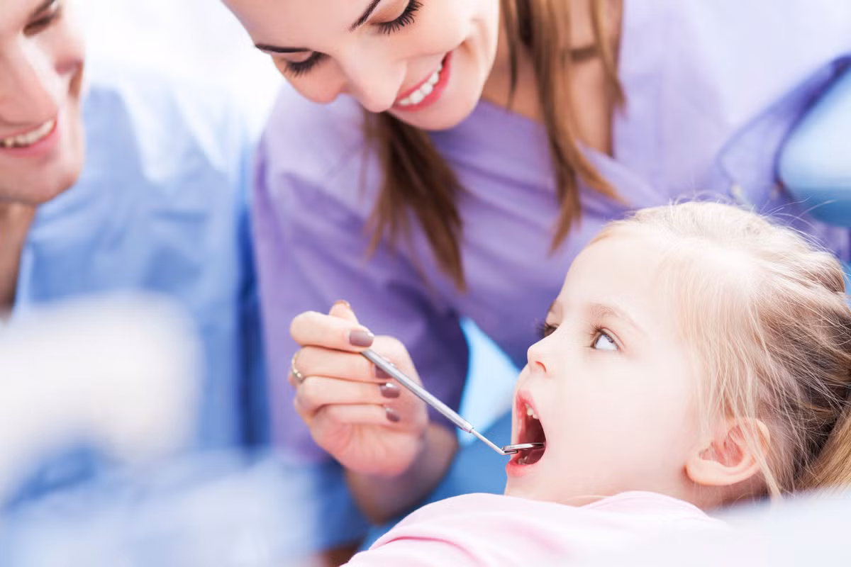 Chú ý chăm sóc sức khỏe răng miệng cho bé ngay từ khi còn nhỏ. Thực tế là răng của các bé sẽ rụng đi thay lại nhưng phần lợi nếu được chăm sóc tốt ngay từ khi còn nhỏ sẽ giúp hàm răng sau này của các bé đều hơn, chắc khỏe hơn.