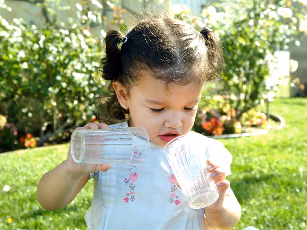 Cho bé uống thật nhiều nước không những sẽ giúp cho bé có một làn da đẹp mà còn tốt cho hệ tiêu hóa và tăng cường sức đề kháng cho trẻ nhỏ.