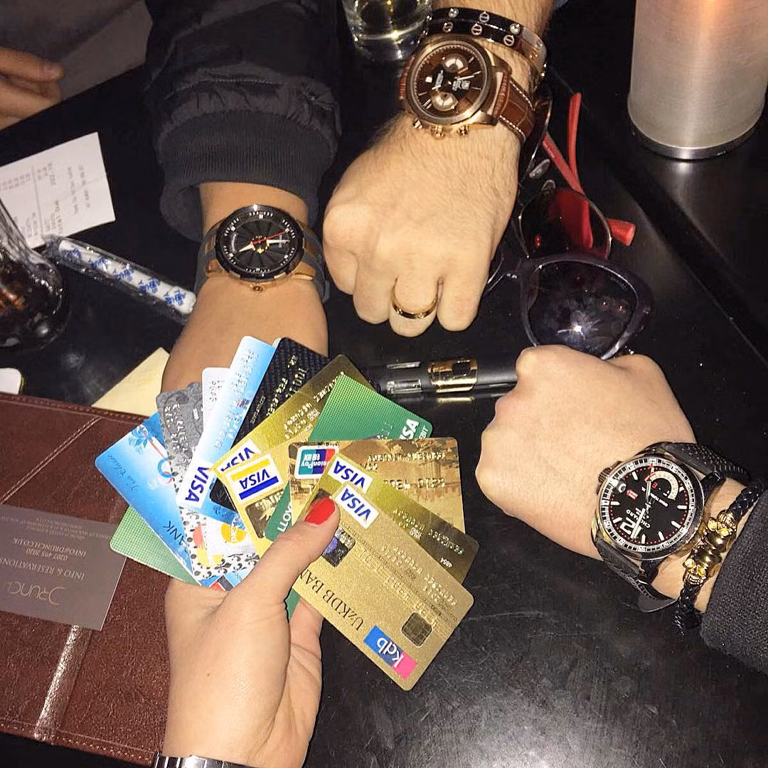 ... hoặc sử dụng thẻ tín dụng cho tiện.