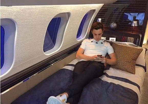 Đầu tiên là trở về nhà từ kỳ nghĩ hè trên những phi cơ riêng. Những thiếu gia con nhà giàu này có hẳn một đoàn "tùy tùng" từ phi công cho đến phục vụ, thậm chí là cả vệ sĩ đi kèm.