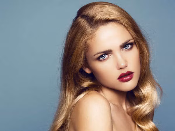 Với nghệ danh Ms. Maya Blue, cô nàng này còn sở hữu riêng cho mình một trang web với những hình ảnh cực kì gợi cảm và treo giá 4.500 USD cho mỗi đêm.