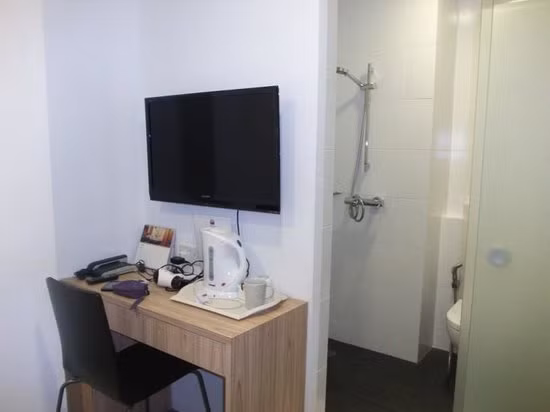 Những người đồng nghiệp có bàn làm việc gần... nhà vệ sinh cũng có thể phát hiện ra việc bạn đang mang bầu bằng cách đếm số lần bạn... ghé thăm WC.