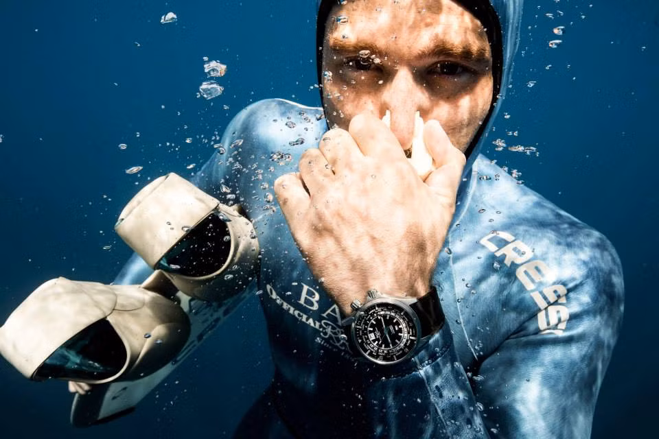 Nếu đang trong cơn buồn ngủ hãy thử nín thở trong thời gian lâu nhất có thể. Ngay sau khi bạn tiếp tục thở bình thường sau khi nín thở, tim sẽ đập nhanh hơn và huyết áp tăng vọt để bù cho lượng oxy cơ thể người đang thiếu khiến cảm giác buồn ngủ bị xua đi trong một vài phút.