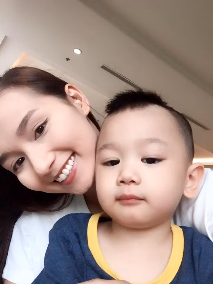 Hình ảnh con trai Lã Thanh Huyền chụp ảnh "tự sướng" cùng mẹ.