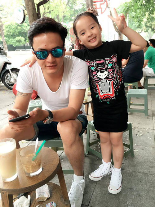 Bé Nhím tỏ ra rất tinh nghịch và đáng yêu, bé còn rất biết cách tạo dáng mỗi khi có ống kính máy ảnh hướng về phía mình.