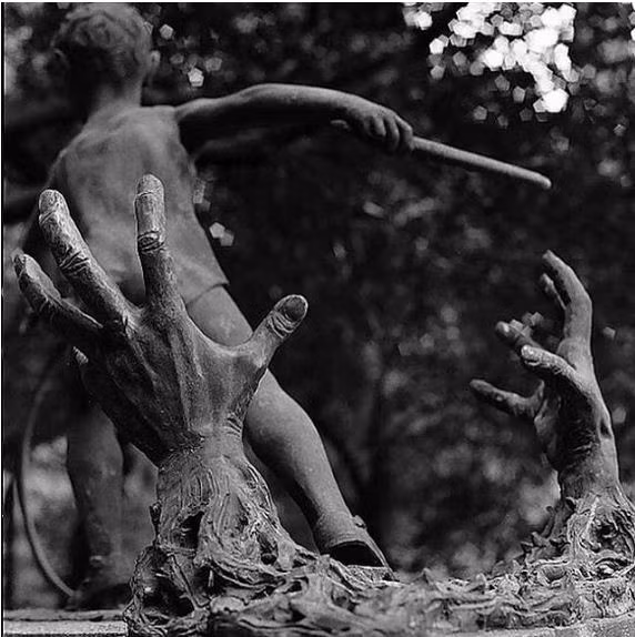 Nhất là những bức tượng được tạo hình như thế này.