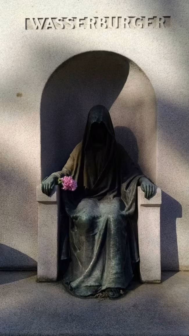 Những bức tượng lạ kỳ quái trong nghĩa trang có thể là một biểu tượng của tôn giáo hay đơn giản chỉ là hình ảnh được xây dựng để tưởng nhớ những người đã khuất.