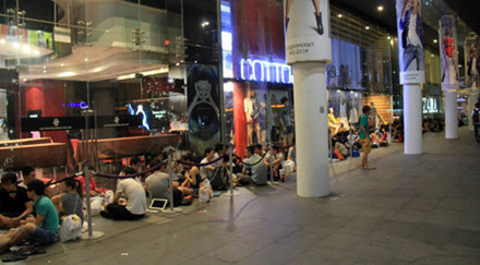 Trong số họ cũng có nhiều người được thuê để xếp hàng với giá hàng trăm USD một ngày hay thậm chí có thể "bán" chỗ xếp hàng của mình với giá 100 USD.