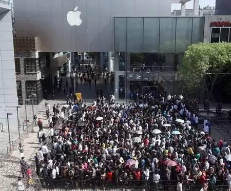 Dòng người xếp hàng đông nghẹt trước một cửa hàng Apple tại Trung Quốc.
