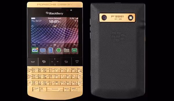 Nếu bạn không thích thiết kế hoàn toàn cảm ứng như của Iphone thì Blackberry Porsche Design có giá 139.000 USD sẽ là một sự lựa chọn hoàn hảo cho bạn với kiểu dáng đỉnh cao và thiết kế bàn phím QWERTY mạ vàng.