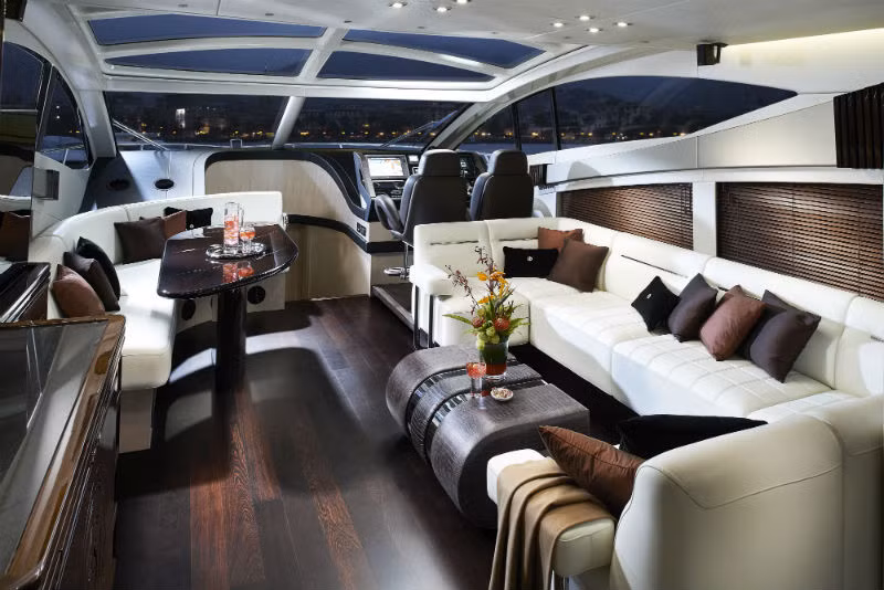 Nội thất da và lát sàn gỗ được làm cực kì tỷ mỉ. Ghế sô-pha và giường ngủ trên tàu được làm hoàn toàn thủ công bởi các nghệ nhân đến từ Trung Quốc hoặc Ấn Độ.