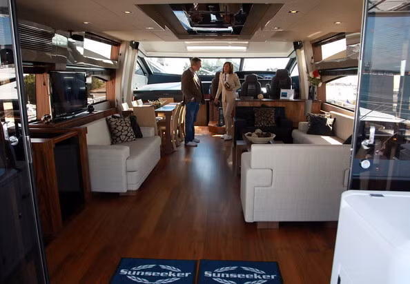 Nếu không muốn chờ đợi lâu, khách hàng có thể chọn mua những chiếc du thuyền có sẵn nhưng tất nhiên trong trường hợp này chiếc du thuyền đó sẽ không mang nhiều dấu ấn cá nhân của chủ sở hữu như những chiếc đặt làm hoàn toàn.