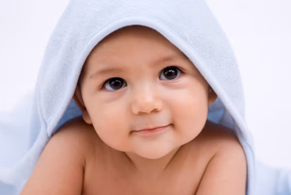 Những biểu hiện cảm xúc của em bé hoàn toàn là sự bắt chước từ những người xung quanh. Cha mẹ càng giao tiếp nhiều với con, bé sẽ càng sớm có khả năng bộc lộ cảm xúc của mình qua nét mặt.