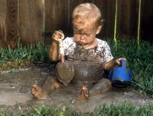 Để trẻ tự khám phá môi trường xung quanh là cách giúp trẻ tự ý thức được việc bảo vệ bản thân trước những nguy hiểm của tự nhiên. Việc này cũng sẽ giúp cho sức đề kháng của trẻ tăng lên đáng kể.