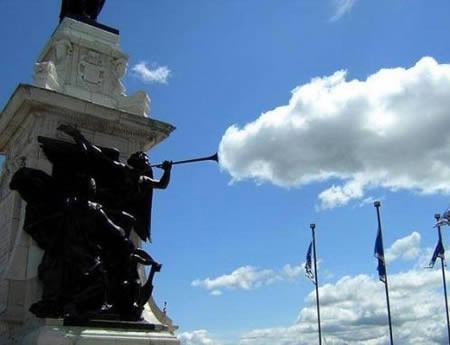 Bức tượng này dường như đang thổi ra một đám mây. Không chỉ bắt được khoảnh khắc có một không hai trong nhiếp ảnh mà tác giả của bức hình này còn tuân thủ theo bố cục hình ảnh rất chuẩn.