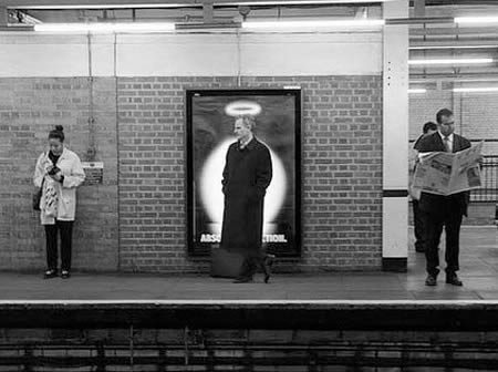 Thiên thần xuất hiện ở ga tàu điện ngầm? Không, chỉ là một người đàn ông xuất hiện đúng lúc, đúng chỗ mà thôi.