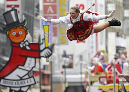 Những lễ hội đường phố với các nghệ sĩ nhào lộn trên không là nguồn cảm hứng của nhiều nhiếp ảnh gia cả chuyên nghiệp lẫn không chuyên.