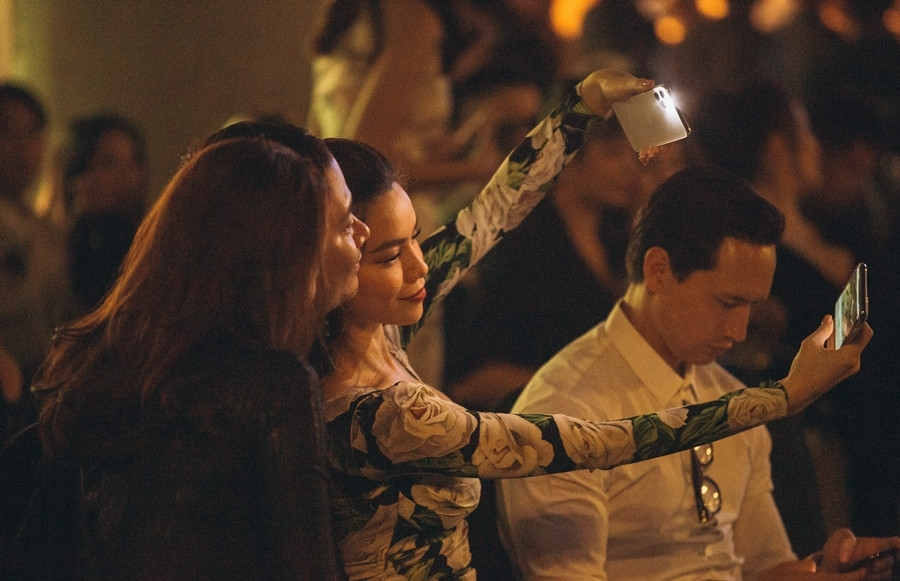 Hồ Ngọc Hà tranh thủ chụp ảnh với người hâm mộ tại show diễn thời trang tối qua.