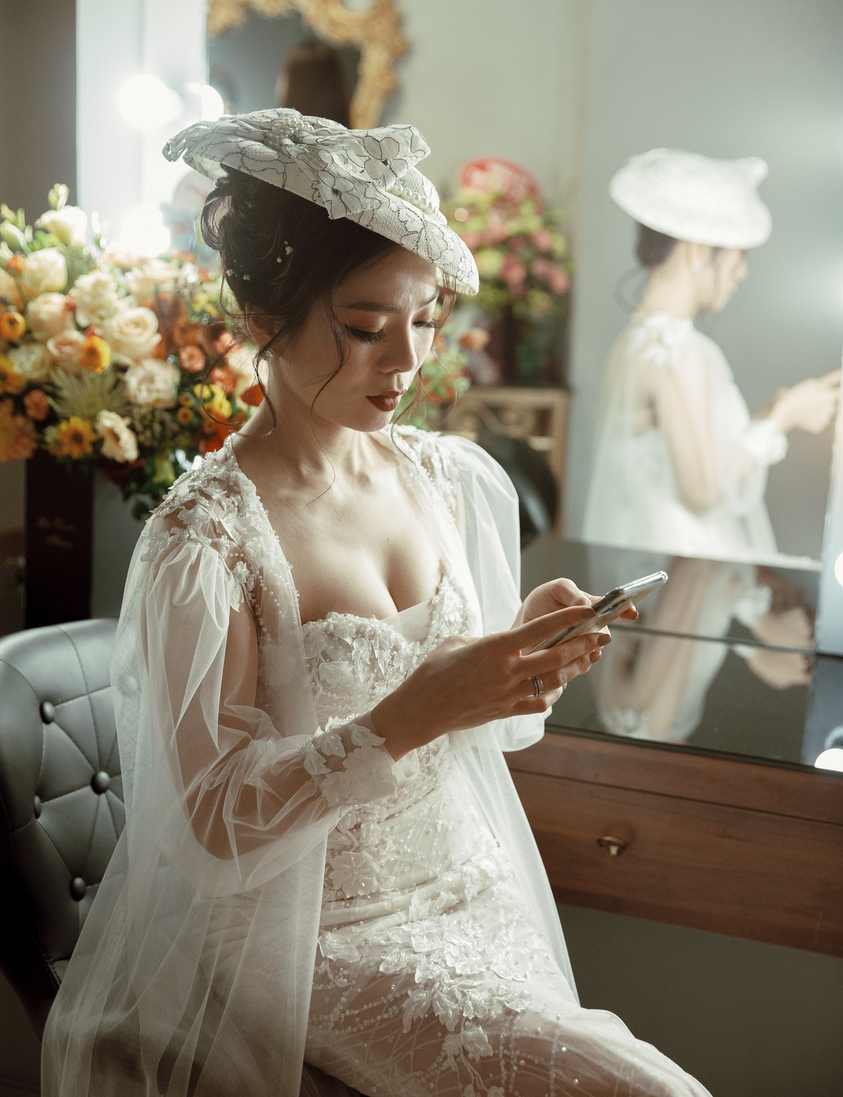 Sự kiện thời trang áo cưới này có sự góp mặt của nữ ca sĩ Lệ Quyên. Cô hóa thân thành cô dâu cổ điển, kiêu sa.