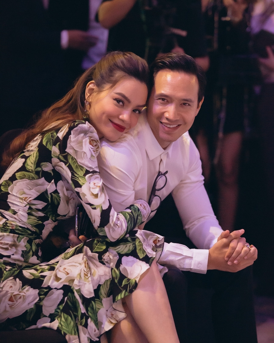 Hồ Ngọc Hà cho biết, cô vừa bay về từ nước ngoài, tức tốc đến sự kiện của bạn thân cũng bởi vì tình cảm kéo dài hơn 20 năm qua. Hiện tại, vì bị đau mắt, thế nên một bên mắt của cô vẫn đang bị đau và sưng, thế nhưng gương mặt hài hòa và ăn ảnh của cô vẫn nhận được nhiều lời khen ngợi vì nhan sắc rực rỡ.