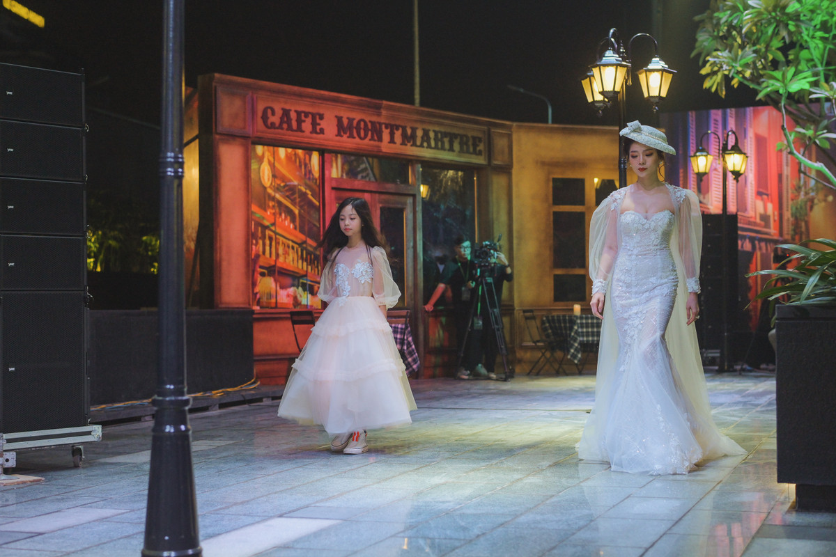 Do khá thân thiết với các nhà thiết kế, Lệ Quyên đảm nhận phần trọng trách mở màn cho show diễn này.