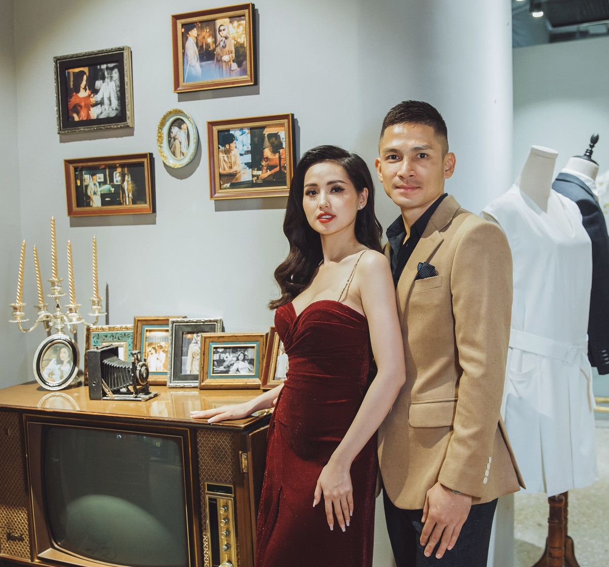 Tâm Tít sóng bước dự sự kiện cùng với ông xã. Tâm Tít cũng nhận được không ít lời khen ngợi về nhan sắc rực rỡ, bởi cô hiện tại đang có cuộc sống viên mãn và hạnh phúc. Xem thêm video: Hậu trường: Hồ Ngọc Hà múa đương đại. Nguồn: VTC 1.