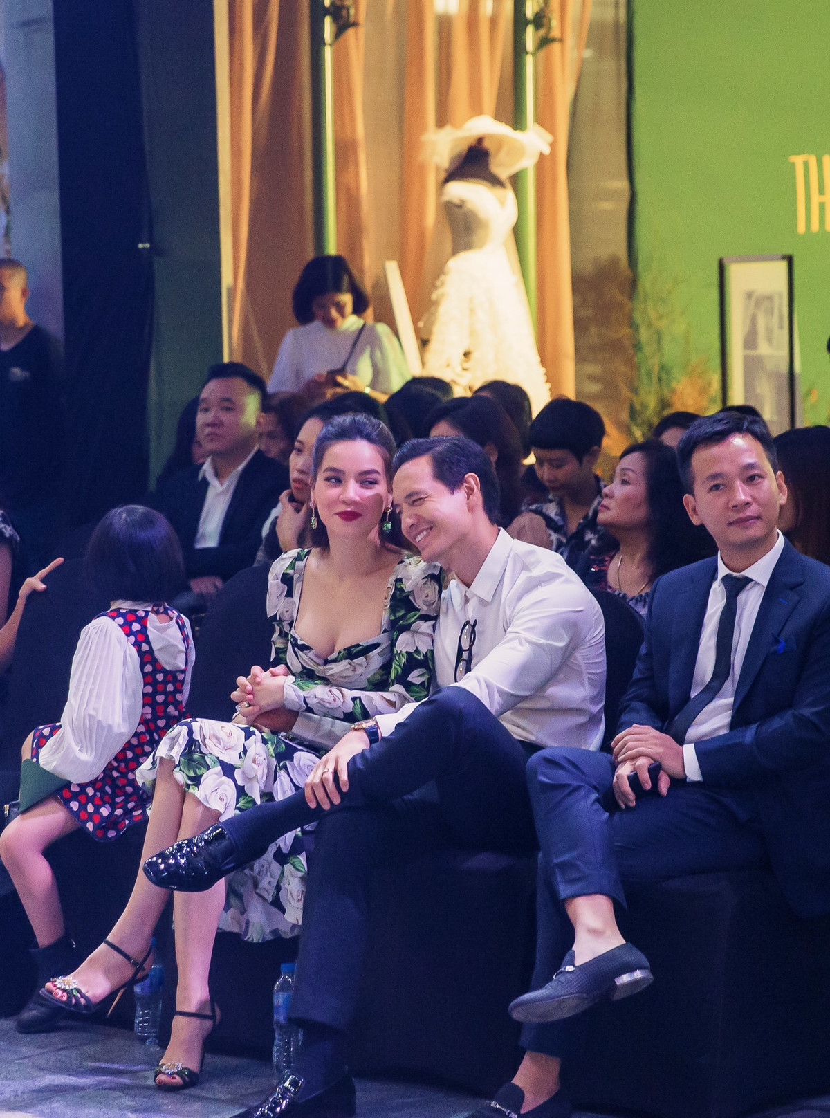 Dưới hàng ghế khán giả, Hồ Ngọc Hà cùng người yêu là diễn viên Kim Lý dõi theo phần trình diễn thời trang.