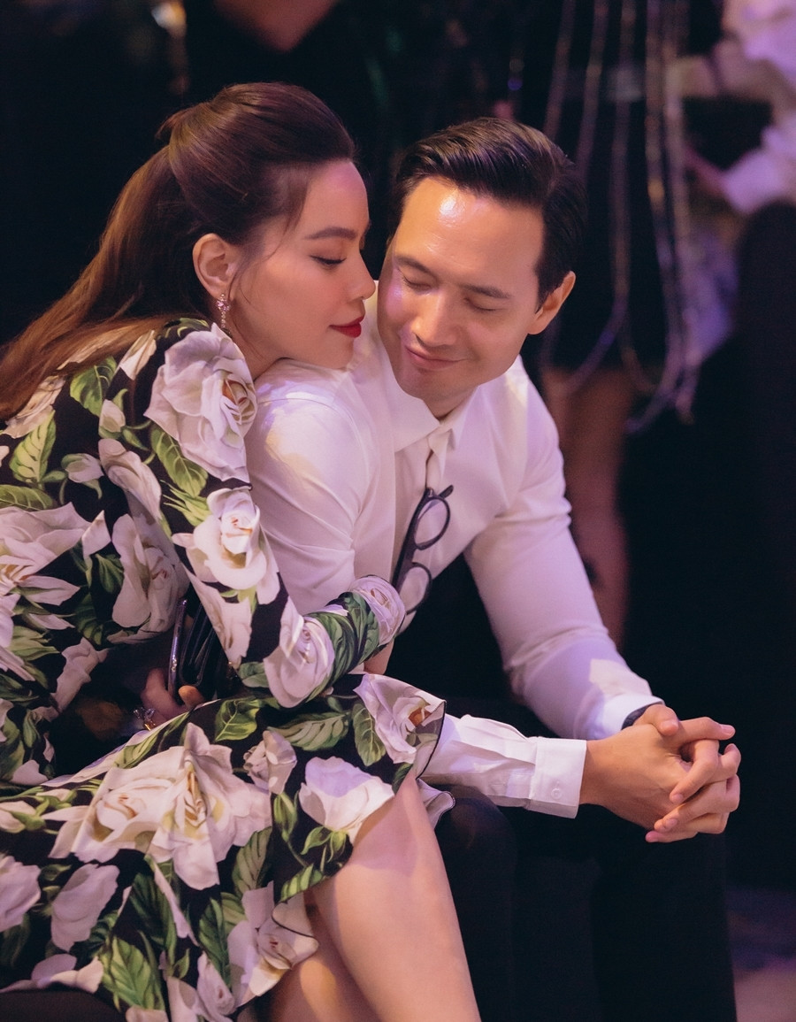 Vẻ hạnh phúc thể hiện qua từng nụ cười, cử chỉ tình cảm với người yêu giữa Hà Hồ và Kim Lý không thể nào giấu giếm được.