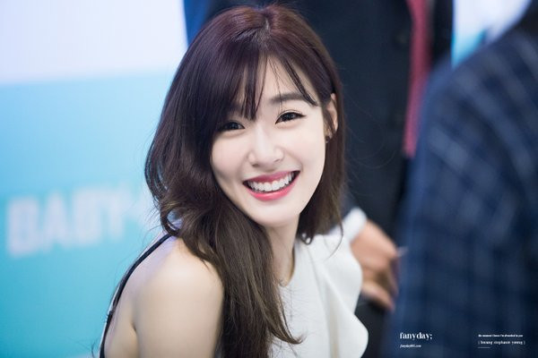 Trong một cuộc phỏng vấn với Pop Crush, Tiffany Young đã lựa chọn 3 gương mặt trong các nhóm nhạc nữ KPOP mà cô tin rằng đó là đội hình trong mơ. Hwasa (Mamamoo), Lisa (Blackpink) và Seulgi (Red Velvet) là 3 nữ thần tượng mà Tiffany đã chọn. Thành viên SNSD chia sẻ: “Tôi nghĩ rằng mình đang chọn những các cô gái với những sân khấu tuyệt vời. Ba người đó chắc chắn là những người tôi đã để mắt vì bản thân rất yêu những cô gái lôi cuốn dám thử những phong cách thời trang khác nhau”.