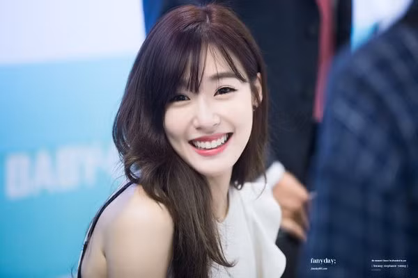 Trong một cuộc phỏng vấn với Pop Crush, Tiffany Young đã lựa chọn 3 gương mặt trong các nhóm nhạc nữ KPOP mà cô tin rằng đó là đội hình trong mơ. Hwasa (Mamamoo), Lisa (Blackpink) và Seulgi (Red Velvet) là 3 nữ thần tượng mà Tiffany đã chọn. Thành viên SNSD chia sẻ: “Tôi nghĩ rằng mình đang chọn những các cô gái với những sân khấu tuyệt vời. Ba người đó chắc chắn là những người tôi đã để mắt vì bản thân rất yêu những cô gái lôi cuốn dám thử những phong cách thời trang khác nhau”.