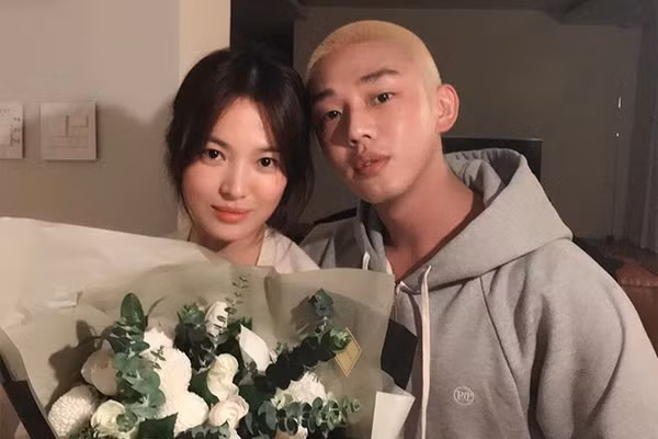 Sao Hàn 23/11: Mới đây, nam diễn viên Yoo Ah In đã bất ngờ chia sẻ ảnh chụp cùng Song Hye Kyo lên tài khoản Instagram cá nhân kèm theo chú thích: “Nữ hoàng vạn tuế”. Được biết, hôm nay là sinh nhật lần thứ 38 của ngôi sao ''Hậu duệ mặt trời'', đã có rất nhiều bạn bè, đồng nghiệp và người hâm mộ chia sẻ lời chúc ý nghĩa và chân thành đến nữ diễn viên.