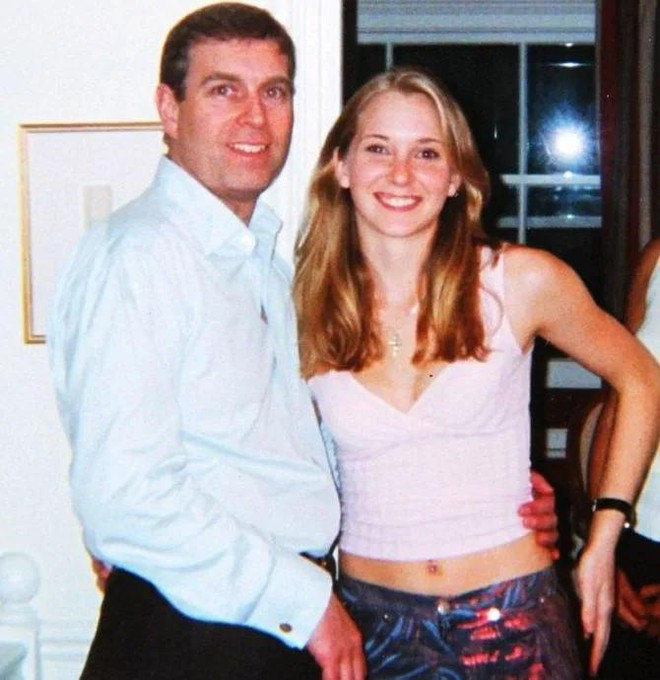 Hoàng tử Anh được cho quen biết Epstein vào cuối những năm 1990 thông qua sự giới thiệu của bạn gái vị tỷ phú, bà Ghislaine Maxwell, theo Guardian. Trong đơn tố cáo tỷ phú Epstein đệ trình hồi tháng 8, Virginia Roberts đính kèm bức ảnh Hoàng tử Andrew vòng tay ôm eo cô tại London vào năm 2001, khi đó cô 17 tuổi. 