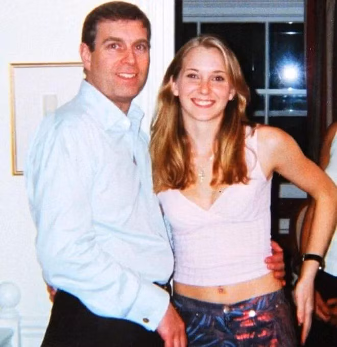 Hoàng tử Anh được cho quen biết Epstein vào cuối những năm 1990 thông qua sự giới thiệu của bạn gái vị tỷ phú, bà Ghislaine Maxwell, theo Guardian. Trong đơn tố cáo tỷ phú Epstein đệ trình hồi tháng 8, Virginia Roberts đính kèm bức ảnh Hoàng tử Andrew vòng tay ôm eo cô tại London vào năm 2001, khi đó cô 17 tuổi. 