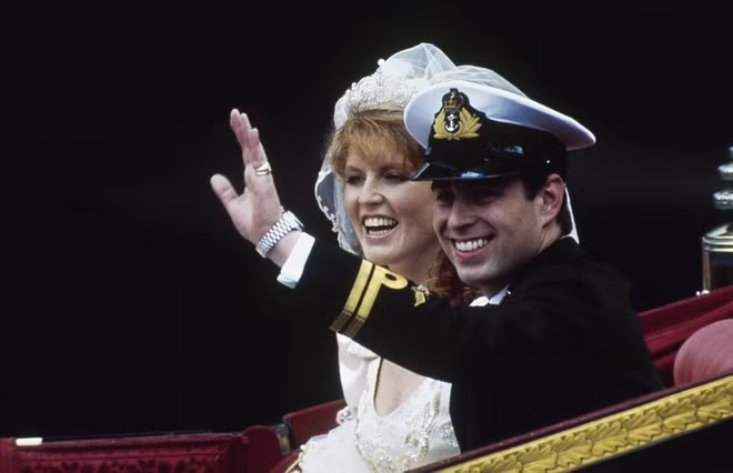 Đến năm 1986, Hoàng tử Andrew kết hôn với bà Ferguson và tổ chức lễ cưới hoành tráng tại Tu viện Westminster. Kể từ đó, ông và vợ được phong là Công tước và Công nương xứ York. Họ có với nhau hai người con gái nhưng sau đó đã ly hôn. 