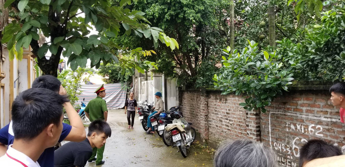 Đông tiếp tục đâm, chém nhiều nhát vào người ông Hải, bà Việt và chị Bắc. Hậu quả vụ án này khiến ông Hải và chị Bắc tử vong tại chỗ còn cháu M. và bà Việt tử vong khi tới viện.