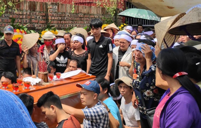 Chị Bắc bị thương bỏ chạy sang khu vườn trống gần đó. Đông đuổi theo chém làm cháu gái ngã gục tại vườn. Sau đó, Đông chém Đỗ Thị Hồng Nhung (con dâu ông Hải) đang bế con nhỏ là cháu Nguyễn Đỗ Huyền M. (sinh ngày 22/6/2018). 