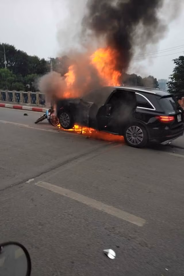 Nhận được tin báo, cơ quan chức năng đã xuống hiện trường tiến hành dập lửa. Ít phú sau ngọn lửa đã được dập tắt.