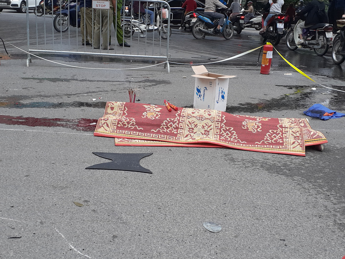 Theo một số nhân chứng tại hiện trường người phụ nữ đi xe máy tử vong do tai nạn chứ không phải tử vong do cháy. Người điều khiến ô tô cũng bị thương nặng đã được người dân, cơ quan chức năng đưa viện cấp cứu.