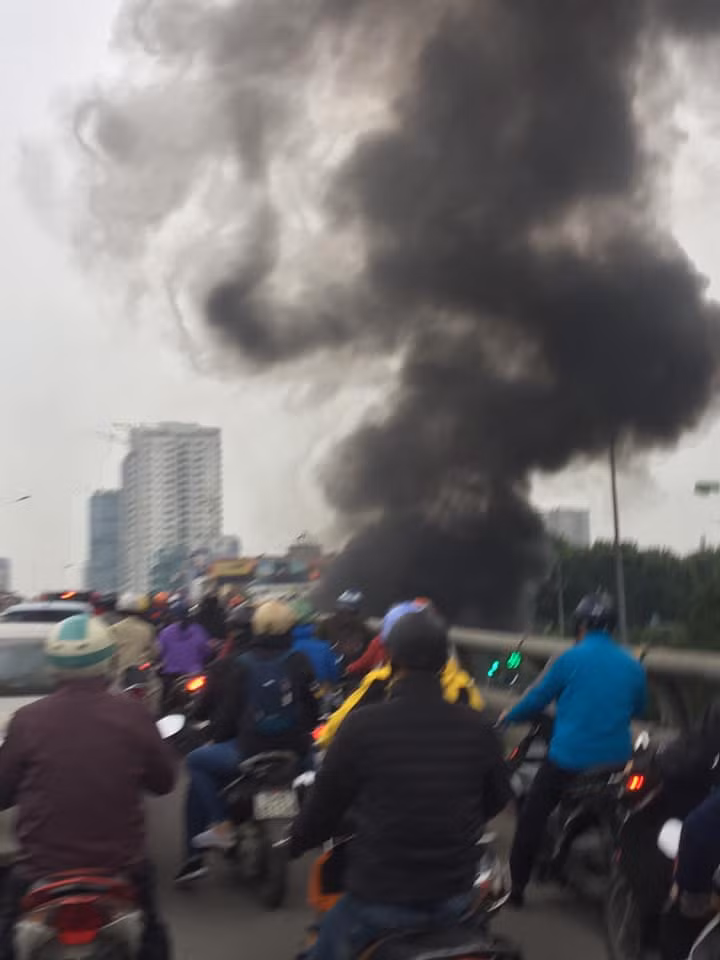 Va cham voi xe may, o to Mercedes tien ty chay rui, 1 phu nu tu vong-Hinh-2