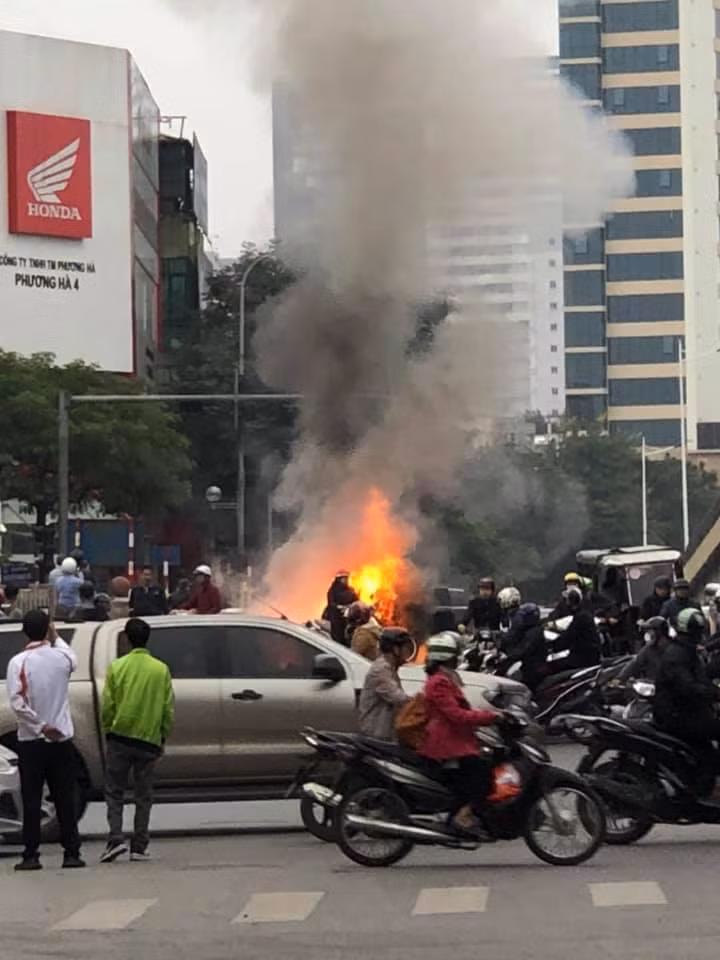 Ngay sau khi phát hiện sự việc, người dân và tài xế đã tìm cách dập lửa nhưng do ngọn lửa ngày càng bùng phát nhanh chóng nên chỉ trong ít phút đã bao trùm toàn bộ chiếc xe.