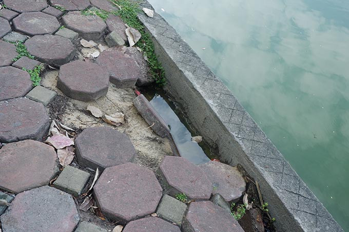 Bo ke dang xuong cap o ho Hoan Kiem duoc thay bang be-tong duc san