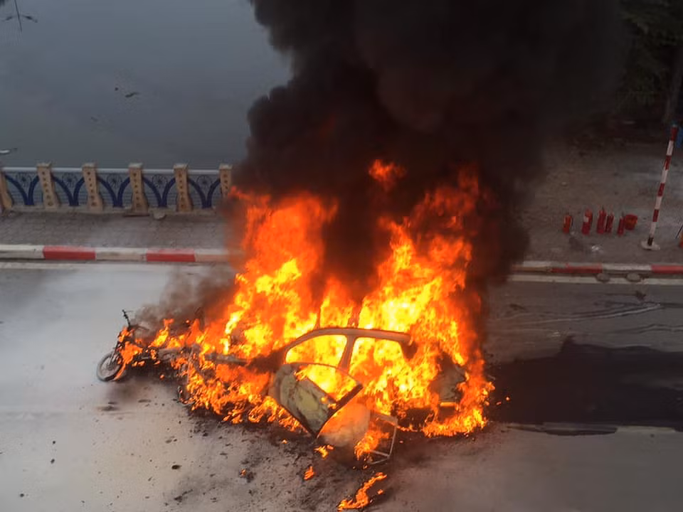 Người phụ nữ lái ô tô có thể bị hoảng loạn nên lái xe đâm tiếp vào 2 xe khác, trong đó có một xe máy chở gas. Bình gas trên chiếc xe máy rơi xuống đường phát nổ làm cháy các phương tiện kia. Lúc này, tài xế ô tô mở cửa nhảy xuống kịp thời nên không bị làm sao, còn anh chở gas bị thương nặng.