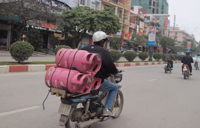 Bản thân những người vận chuyển gas không đội mũ bảo hiểm, sử dụng điện thoại khi điều khiển phương tiện không phải là chuyện hiếm gặp. Thậm chí, nhiều người chở bình gas mà không có dây chằng buộc, vừa đi vừa vòng một tay ra sau để giữ bình gas.